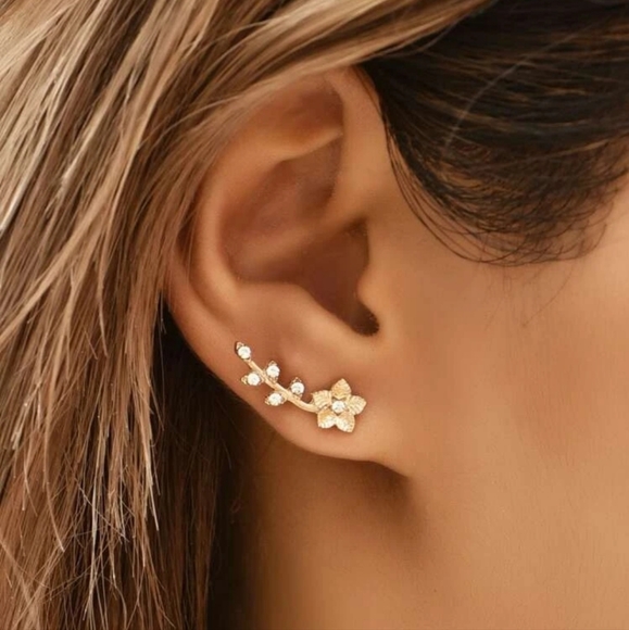 ✨️✨️NEW✨️✨️STUNNING!! FLOWER Ear Climber Earrings with Tiny CZ'S in GOLD Plating - Picture 2 of 14